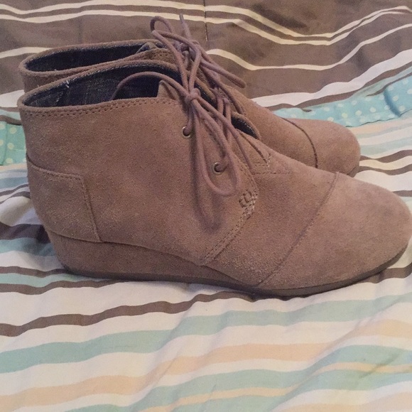 Toms Shoes - TOMS Y5 like new wedge booties